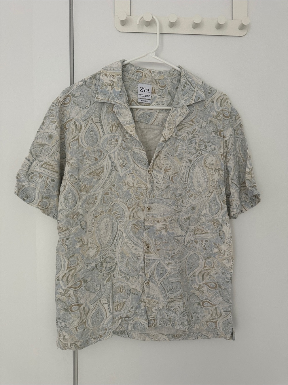 Zara Men’s Light Blue and Beige Paisley Short-Sleeve Button-Up Shirt
